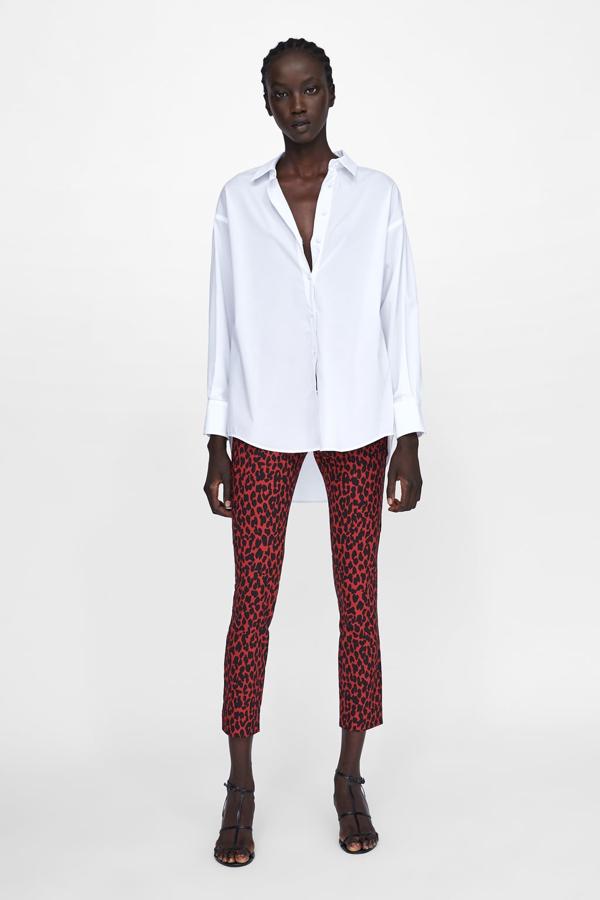 Pantalón con estampado animal, bolsillos y cierre lateral, 22,95 euros.