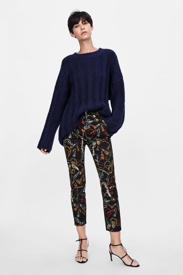 Pantalón pitillo con estampado de cadenas, 25,95 euros.