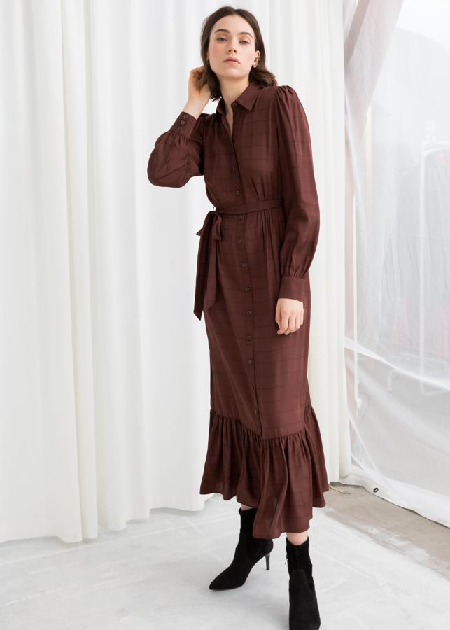 Vestido midi en color chocolate, con cinturón de quita y pon y volante en el bajo (47 euros).