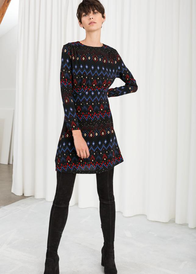 Minivestido de punto con una línea Ay un dibujo de rombos (41 euros).