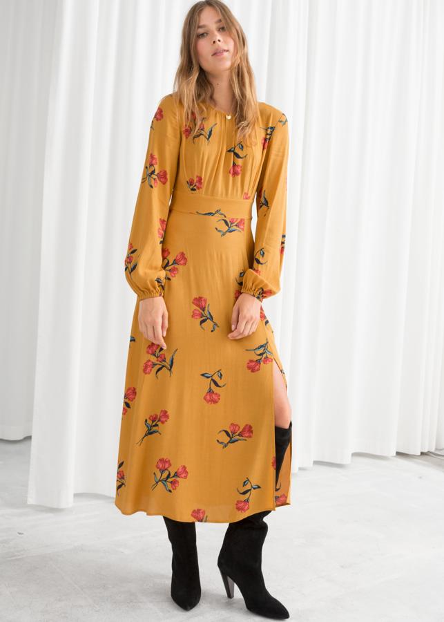 Lleva una abertura lateral y un estampado de flores salpicado (45 euros).