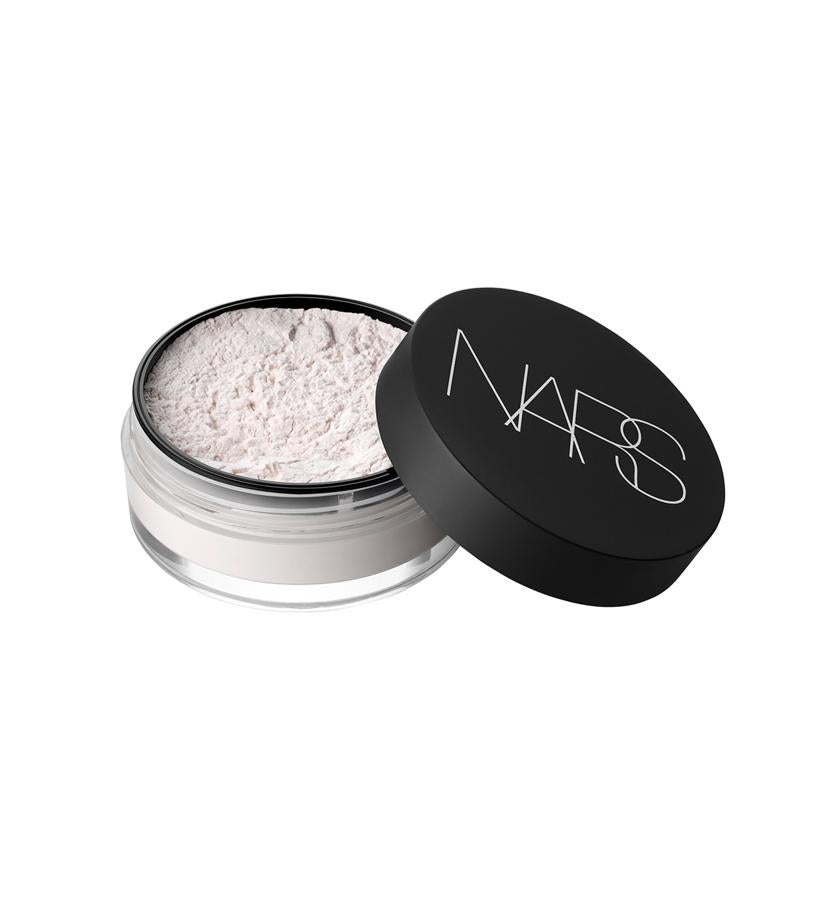 Suave y sedoso al tacto, es invisible sobre la piel ya que se difumina fácilmente con el maquillaje, dejando el rostro radiante y sin brillos. Comprueba como las líneas finas, arrugas y poros parecen desaparecer, y el rostro queda uniforme y suave. Formulado con tecnología fotocromática para difundir la luz y adaptarse a las diferentes fuentes luminosas que experimentas durante el día. Sin parabenos ni fragancia. No comedogénico. (36,45 €).