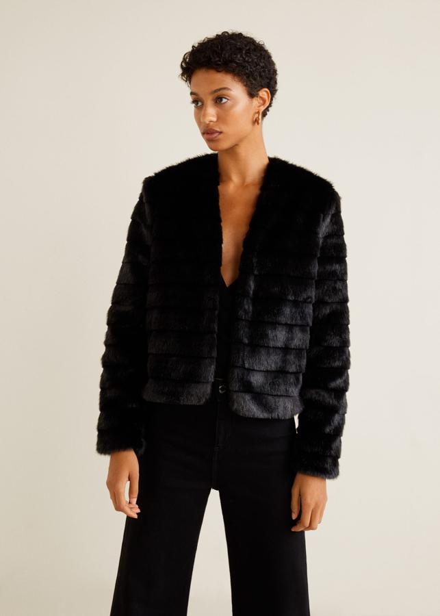 Esta chaqueta de pelo será tu mejor aliada para tus looks más sofisticados durante los meses fríos. Su precio original es de 69.99 euros, pero tiene un -30% de descuento en las rebajas de Mango.