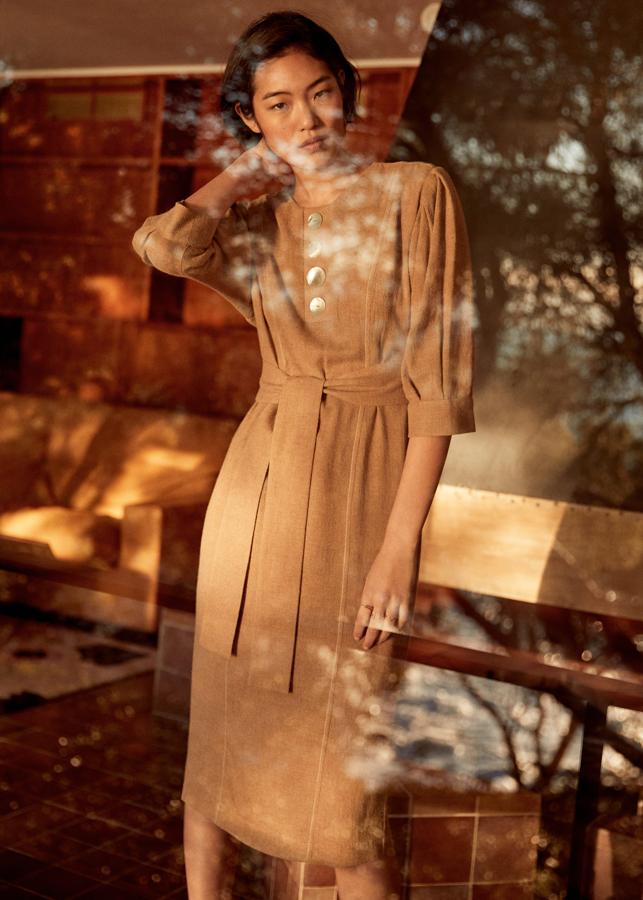 Nuestro vestido favorito para ir a la oficina es este que puedes encontrar en las rebajas de Mango con un -30% de descuento. Precio original: 49.99 euros.