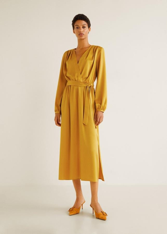 Estamos enamoradas de este vestido de satén color mostaza de Mango (59.99 euros), que puedes encontrar con un -30% de descuento en las rebajas. ¡Es perfecto para un look de invitada!