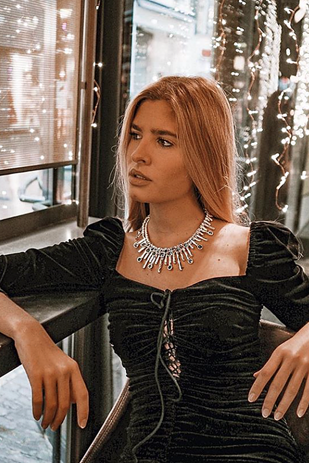 Teresa Andrés Gonzalvo con una espectacular gargantilla de Unode50.