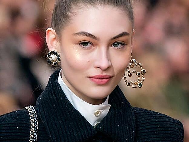 la propuesta de Chanel echa la vista a los años noventa, donde el maquillaje marrón era el rey.