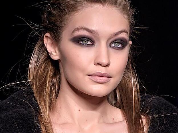 Si apuestas por una mirada intensa, como la del desfile de max Mara, el resto del maquillaje debe de ser discreto.