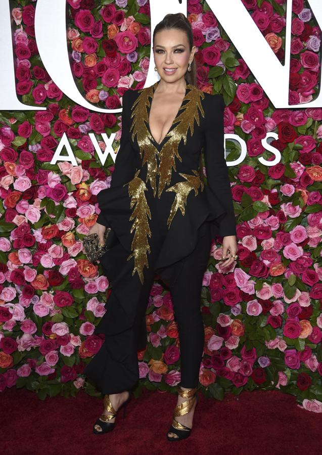 Thalia, con un esmoquin con detalles dorados en los  Premios Tony 2018 .