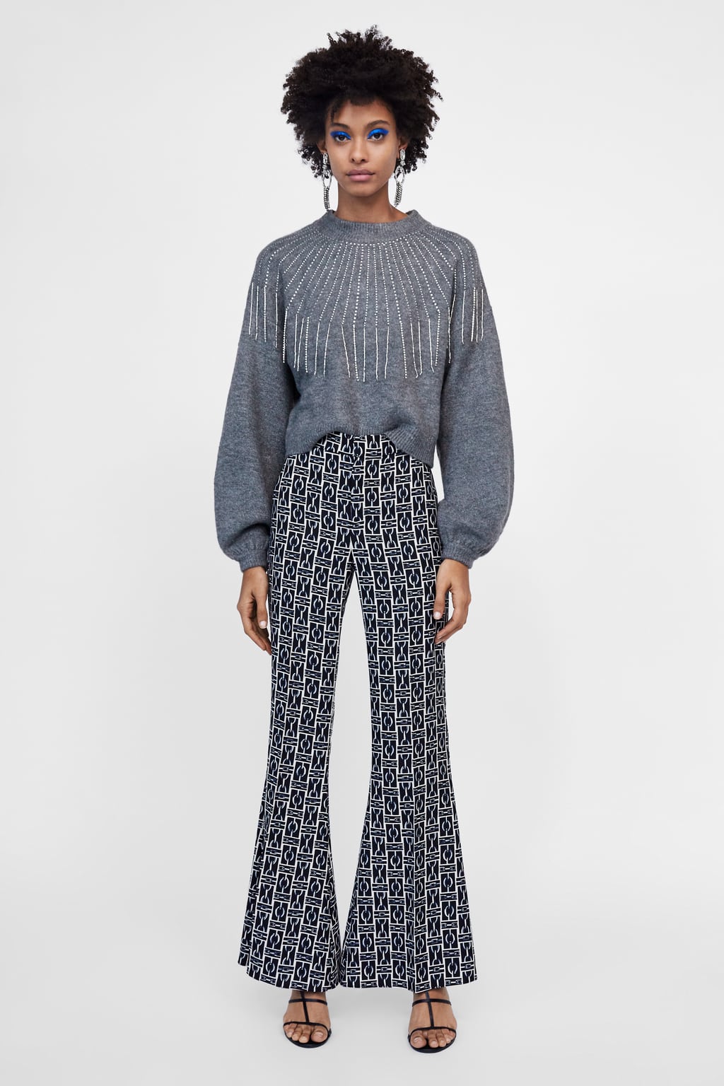 Pantalones flare con campana y estampado de cadenas: 39,95 euros.