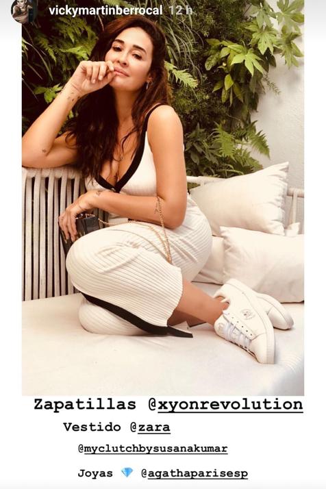 ¡Qué sorpresa nos llevamos al verla con este  vestido de Zara ! Lo vemos en la web y no nos dice nada, pero al llevaro ella nos llamó especialmente la atención... ¡Nos encantó!