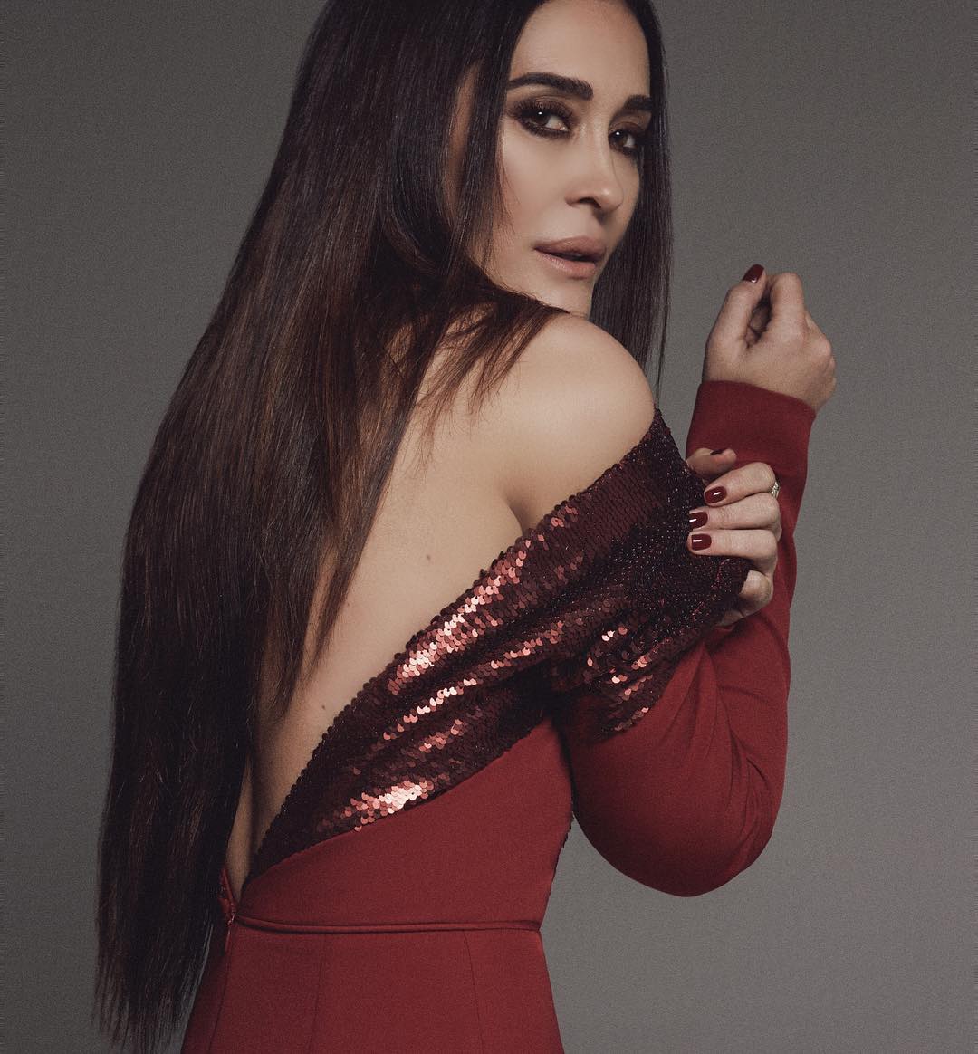 Con un diseño la mar de fiestero de su  firma de moda Victoria , la modelo nos sorprendía con esta bonita imagen. El diseño no está disponible en web, pero confiamos en que muy pronto podamos tenerlo.