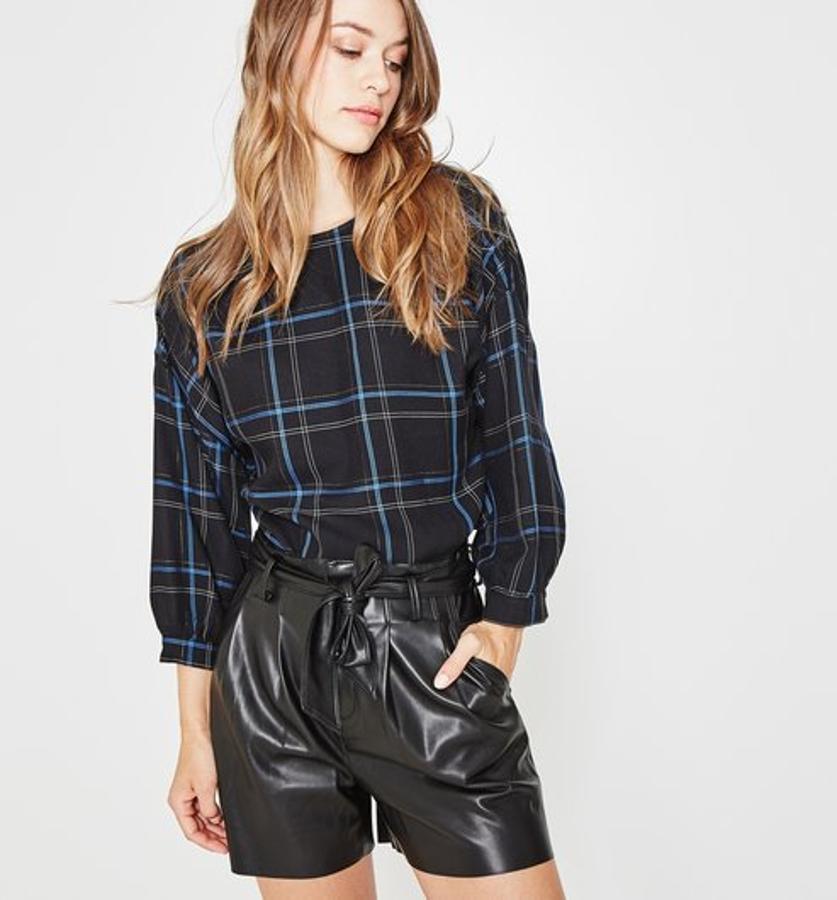 Blusa a cuadros escoceses con cuello redondo y unas originales mangas globo. (12.97 euros).