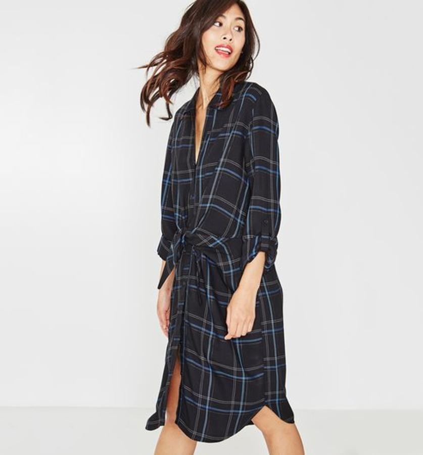 Un vestido camisero con los cuadros escoceses que tanto se llevan y dos detalles que convencen aún más: el efecto nudo en la cintura y la manga larga con vuelta (19.97 euros).