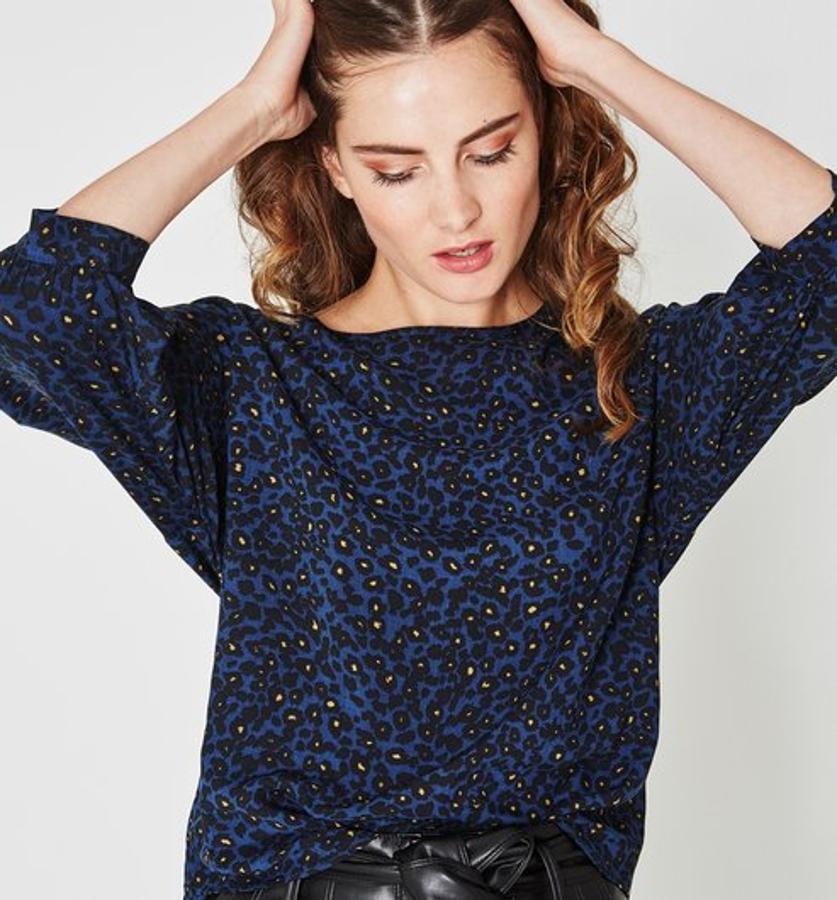 Nos encanta este estampado de leopardo sobre azul noche. La blusa está confeccionada en tejido de crepé y tiene mangas globo y sisas caídas (12.97 euros).