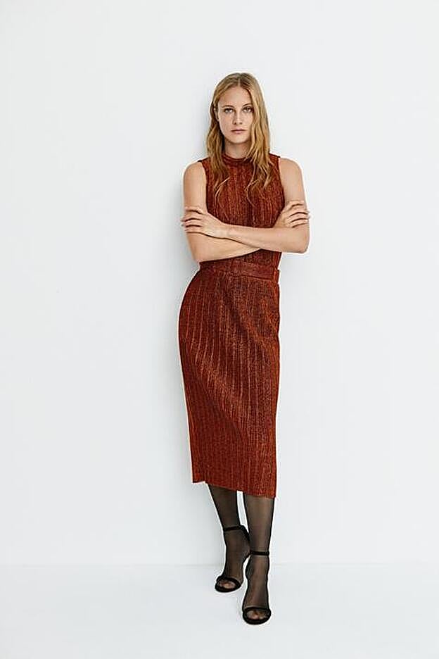 Top halter y falda metalizados, 65,98 euros.