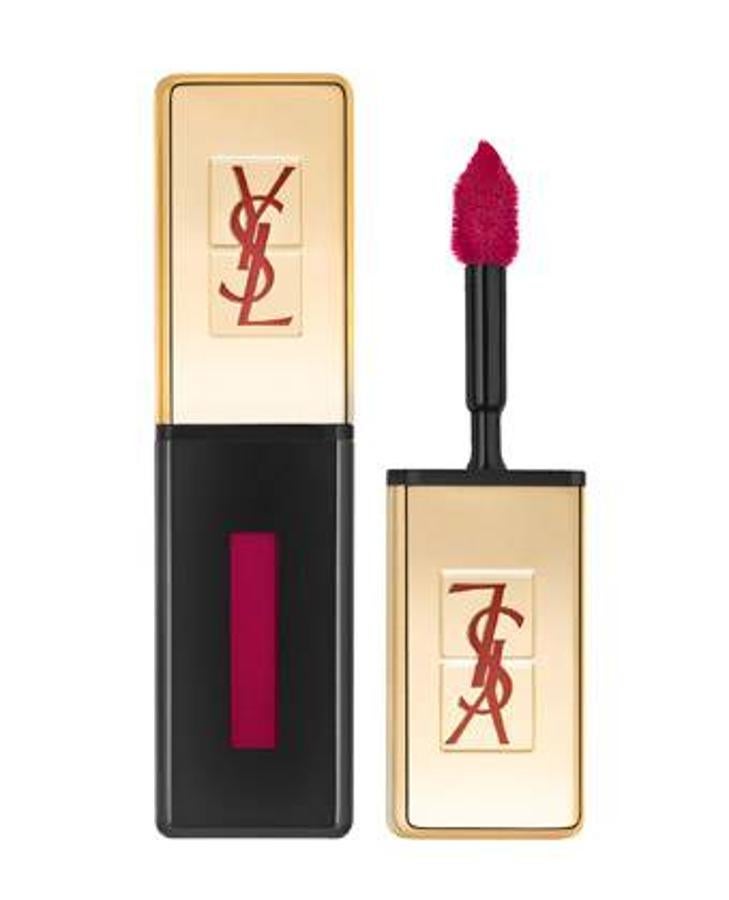 Rouge Pur Vernis a Levrès de Yves Saint Laurent consigue ese efecto vinilo de larga duración con un color extremadamente intenso e irresistible. Este es el tono 49 Fuchsia Filtre y su precio es de 21 euros.