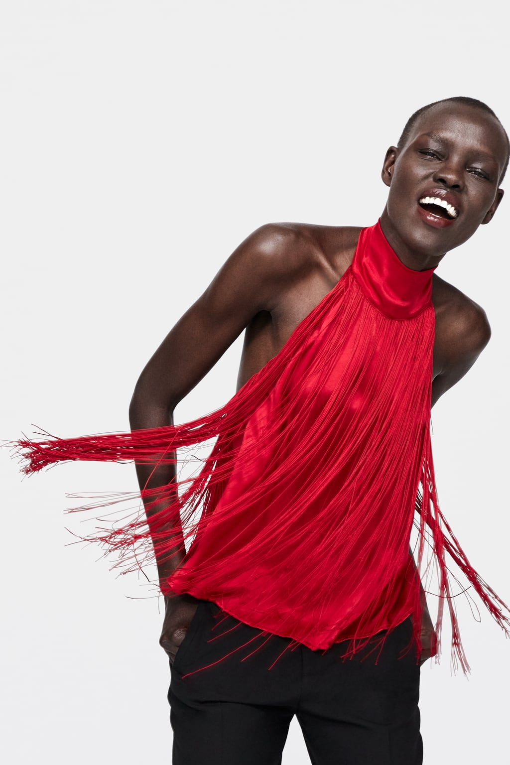 El top best seller de Zara arregla más que cualquier vestido. Va atado al cuello y lleva flecos. (29,95 euros).