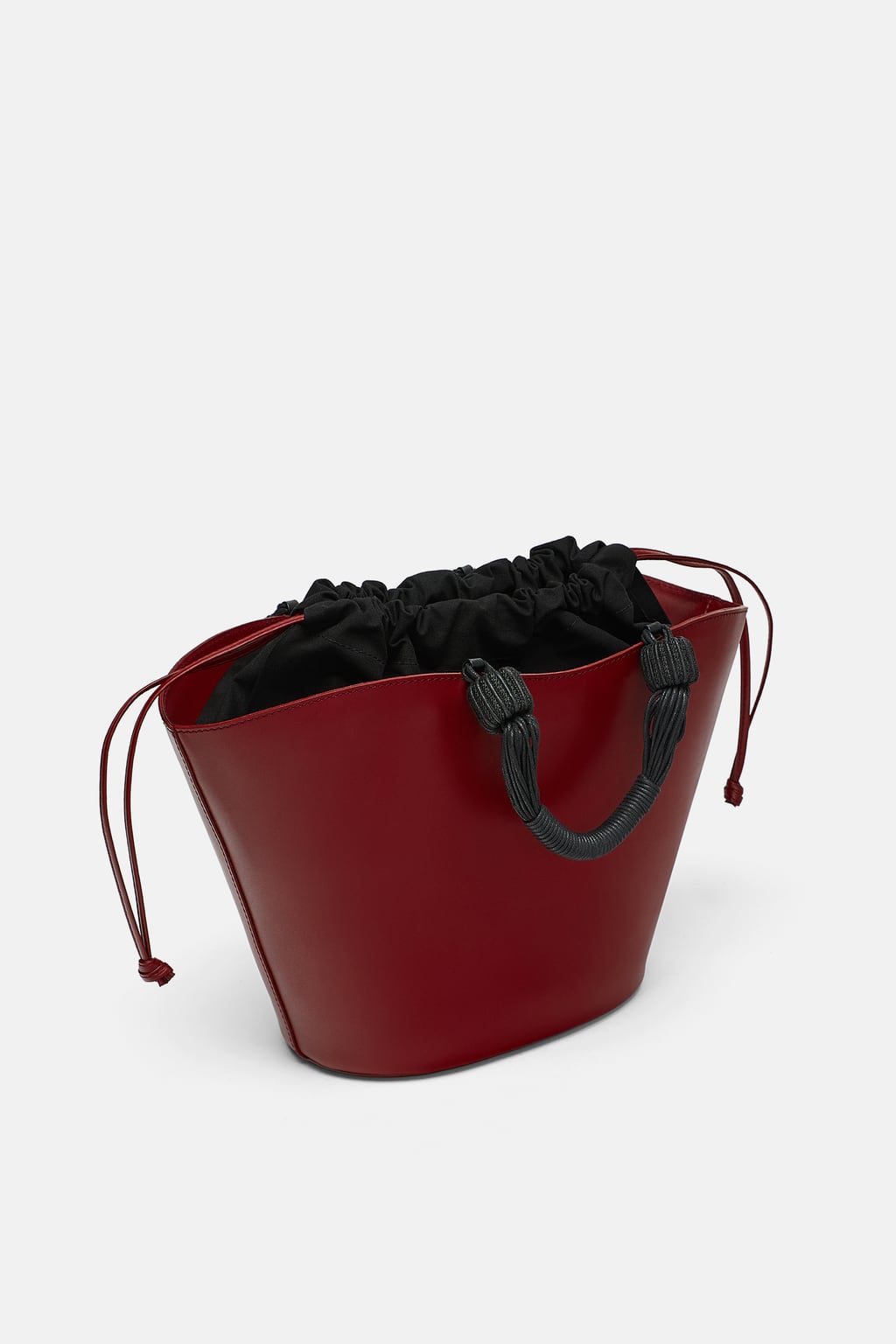 Shopper de piel en color rojo de Zara: 79,95 euros.