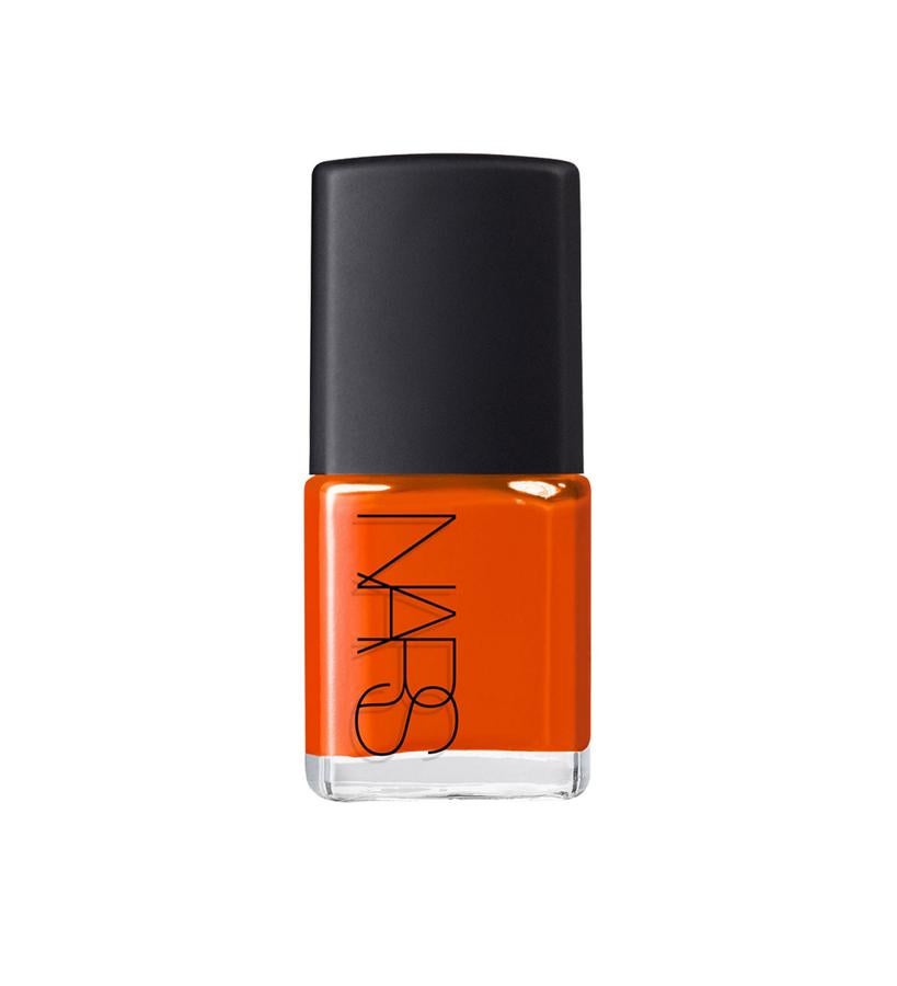 Toda la colección de Vernis de la firma francesa están creadas con una fórmula de uso prolongado, fuerte y resistente al astillado, el esmalte de uñas de NARS promete brindar un acabado flexible y de gran brillo para lograr un aspecto de recién pintado duradero. Con protección adicional contra los rayos UV para evitar la decoloración, están libres de tolueno, formaldehído y DBP. (20 €).
