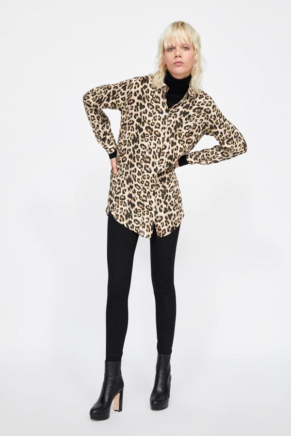 Camisa con estampado animal, bolsillos plastrón frontales y bajo asimétrico, 19,95 euros.