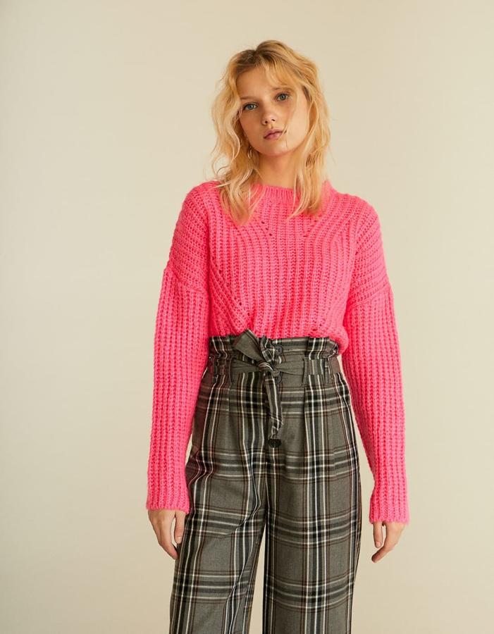 Jersey cropped en rosa flúor, 15,99 euros.