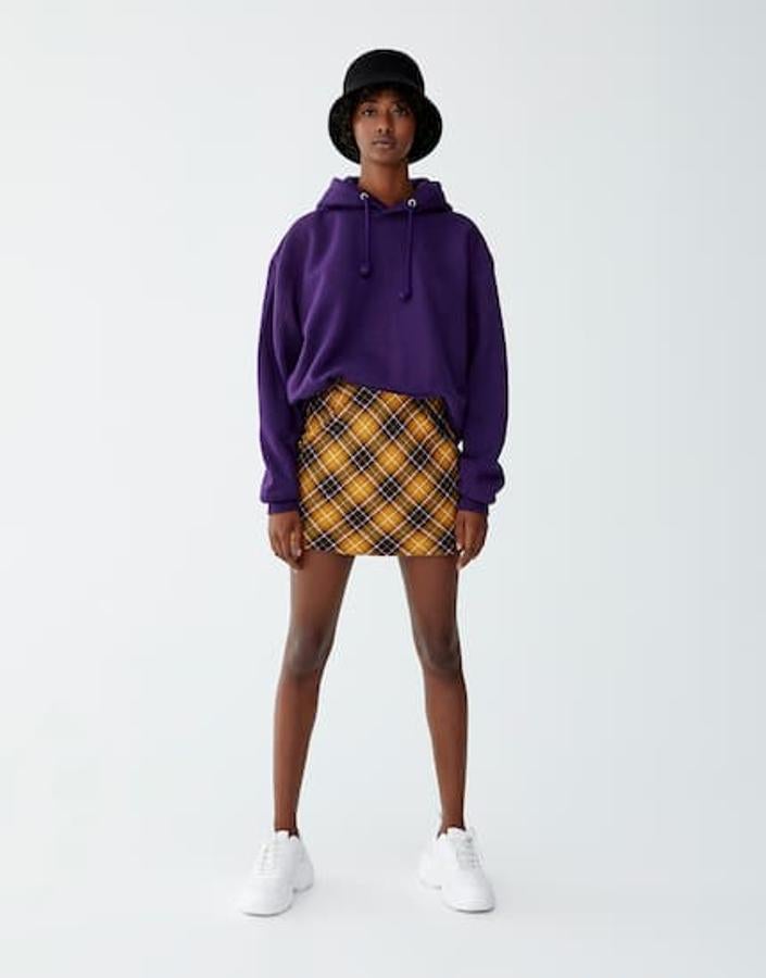 Minifalda de cuadros en tono ocre con tejido elástico, 9,99 euros.