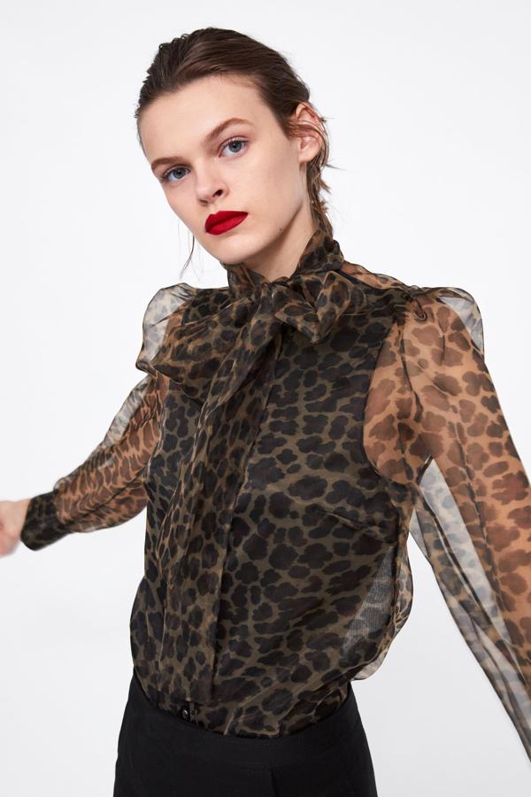 Necesitamos que esta blusa transparente con estampado de leopardo (39.95 euros) llegue a las rebajas de Zara con descuento.