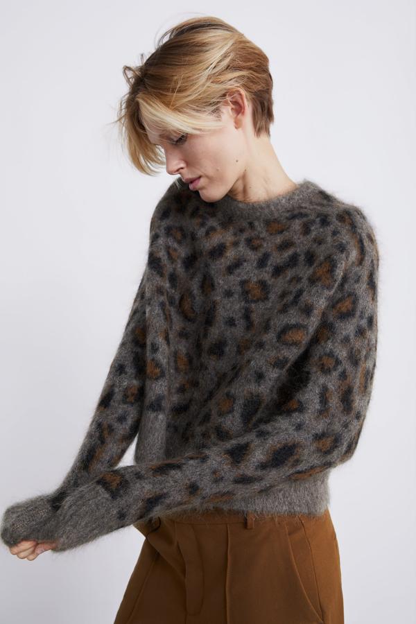 Este jersey de leopardo también necesitamos que llegue a las rebajas de Zara. Es precioso, pero su precio en temporada es de casi 60 euros...