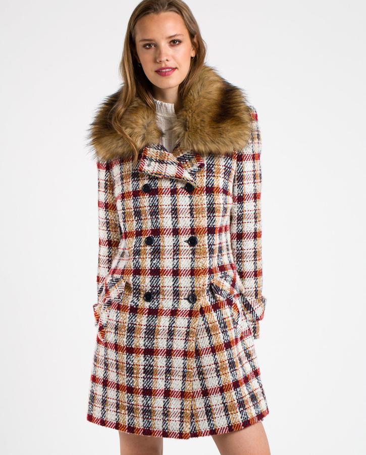 Otro 'must' en nuestra carta de regalos a los Reyes Magos: este abrigo de inspiración retro de Naf Naf. Su precio en las rebajas de El Corte Inglés pasa de 270 a 135 euros.