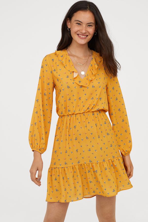 Mini, de manga larga y corte en la cintura, 11,99 euros.