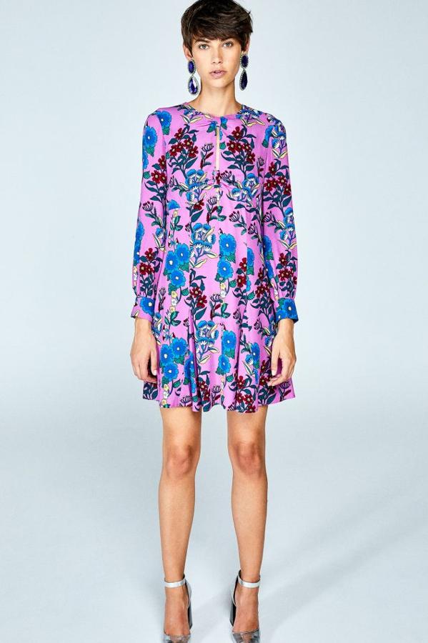 Precioso vestido en color lila claro, con flores contrastando en azul y rojo y falda con un lugero vuelo (19,99 euros).