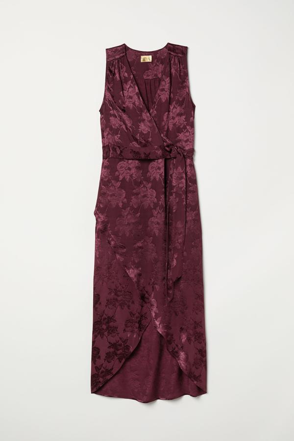 Tipo kimono, con tela brocada de flores, 29,99 euros.