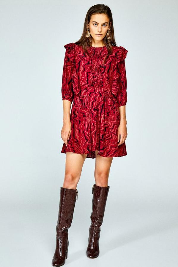 Vestido corto estampado con detalle de jaretas y volantes, corte a la cintura y cierre trasero de cremallera (29,99 euros).