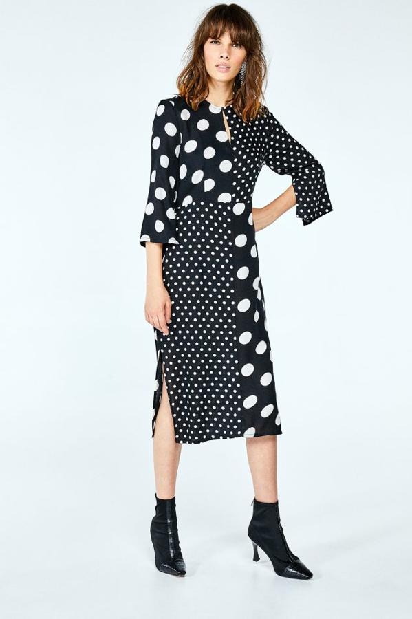 Original diseño que mezcla dos estampados de lunares, con una abertura a cada lado y manga francesa (15,99 euros).