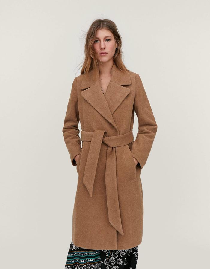 El mismo modelo, en color camel.