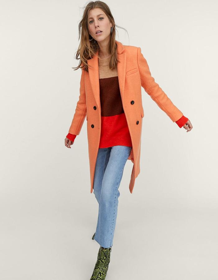 Si huyes de los tonos de siempre, este color melocotón combina a la perfección con denim.