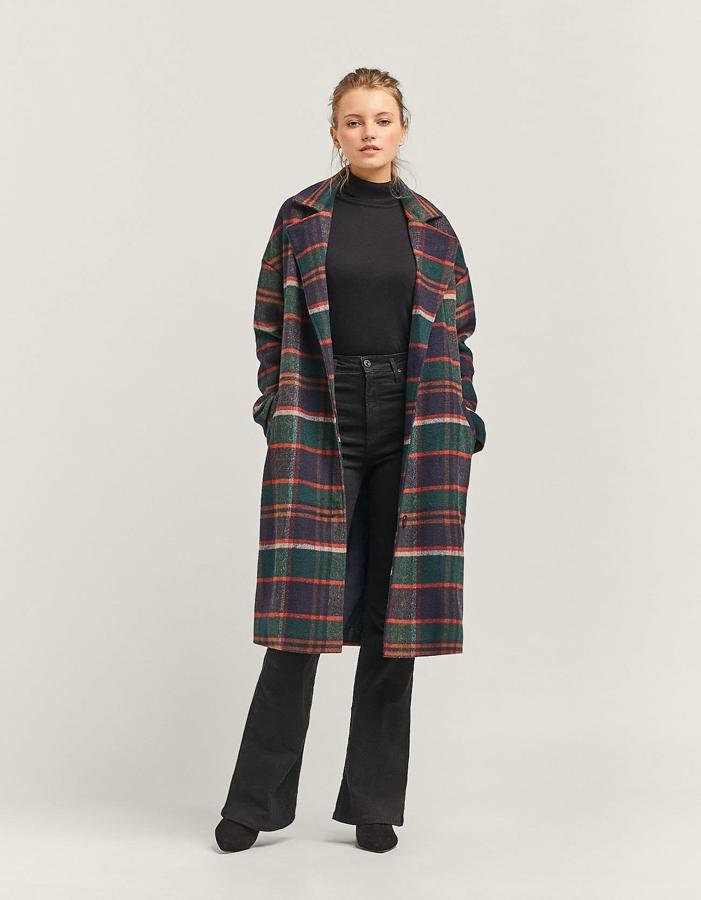 Un abrigo de cuadros te salvará cualquier  look de negro .