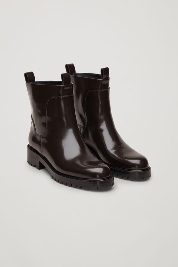 Estos botines nos parecen un auténtico chollo de las rebajas de COS: su precio pasa de 175 a 53 euros.