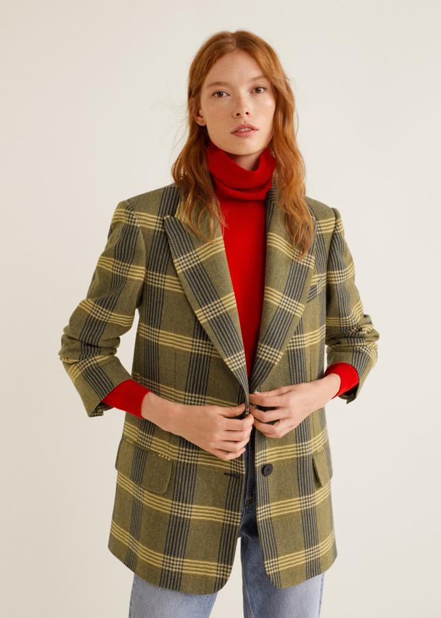 Esta blazer de cuadros en tonos amarillos y verdes no puedes dejarla escapar en las rebajas de Mango. Su precio pasa de 79.99 a 49.99 euros.