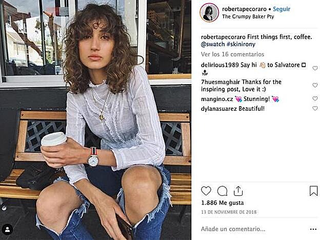 La modelo Roberta Pecoraro está muy orgullosa de sus rizos, que los luce en un favorecedor corte shaggy con flequillo.