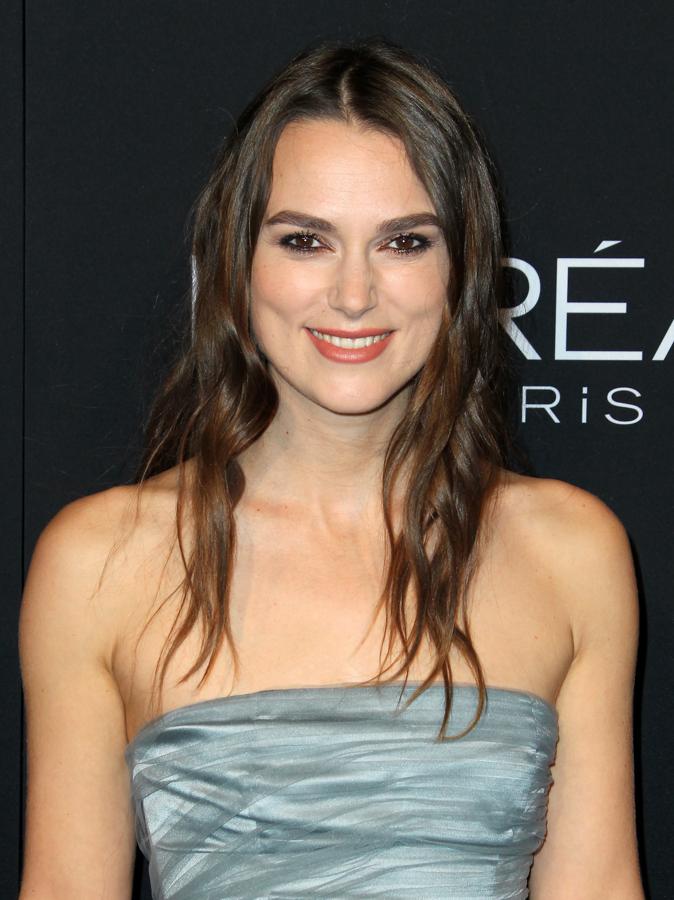 En el caso de Keira Knightley las capas juegan un papel fundamental dado que su pelo natural tiende a ser fino y bastante pegado a la cara. Las ondas consiguen aportar volumen e intensificar mucho más los rasgos de su rostro.