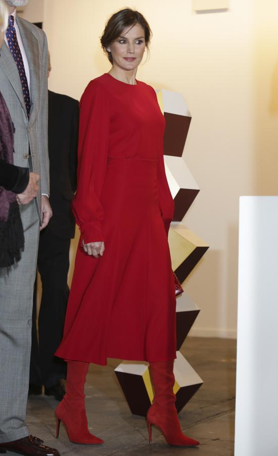 Siempre decimos que Doña Letizia saca su mejor versión de estilo en sus encuentros con periodistas, pero si hay una cita anual que esperamos con especiales ganas ‘fashionistas’ (además de los Premios Princesa de Asturias), esa es ARCO. Y en la inauguración de la (polémica) edición de  2018 de la Feria de Arte Contemporáneo, la Reina  no solo no defraudó, sino que nos dejó con la boca abierta con su look 'total red' con botas 'over the knee'.