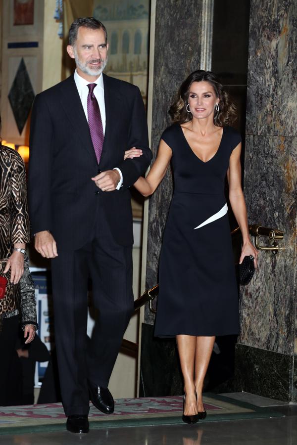 La Reina siempre saca su mejor versión de estilo en sus encuentros con periodistas, y los Premios Francisco Cerecedo de 2018 no fueron una excepción:  doña Letizia estrenó  un imponente vestido negro de Carolina Herrera con escotazo que le sentaba como un guante.