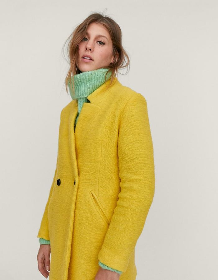 Abrigo de punto cortado y diseño cruzado de Stradivarius (39,99 euros).