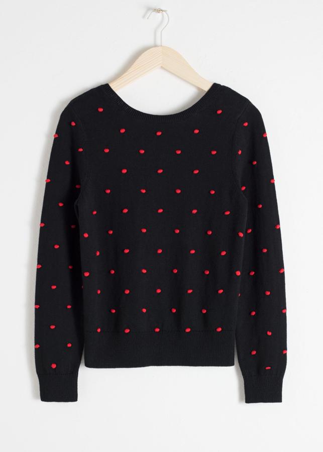 Los lunares rojos sobre fondo negro no son la única sorpresa de este jersey: lleva un escote en pico en la espalda (41 euros).