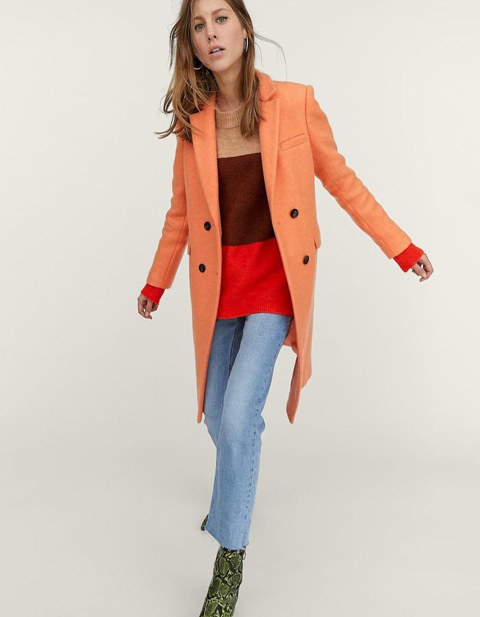 Abrigo largo con un diseño recto, solapa y botonadura doble de Stradivarius (49,99 euros).