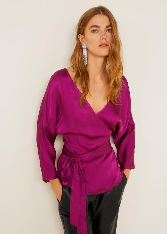 Blusa morada, con manga tres cuartos, escote de pico cruzado y lazo a la cintura (Mango, 19,99 euros).
