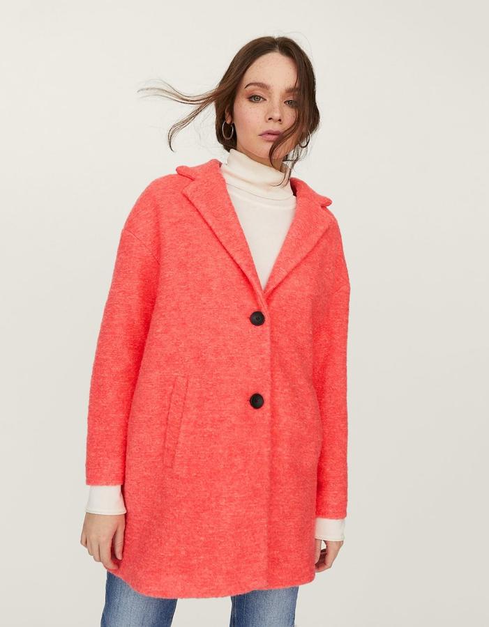 Un diseño con la manga caída y cierre con dos botones a contraste de Stradivarius (39,99 euros).