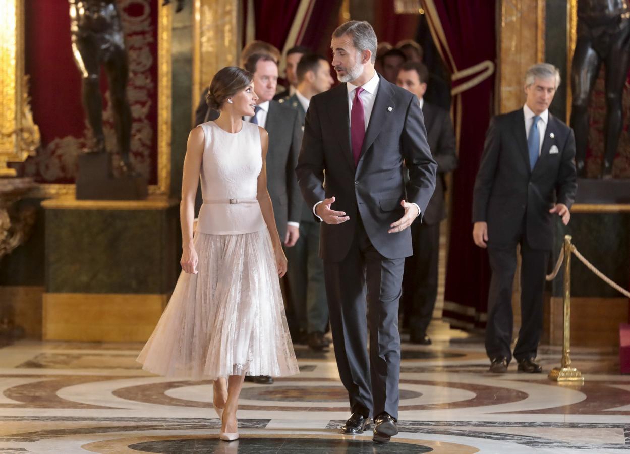 Para acudir a los actos con motivo del  Día de la Hispanidad 2018 , Doña Letizia apostó por este delicado vestido de encaje chantilly plisado de Felipe Varela... que  le copió meses después hasta Carmen Lomana .